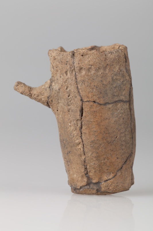 Miniaturowy kubek z uszkodzonym, taśmowatym uchem