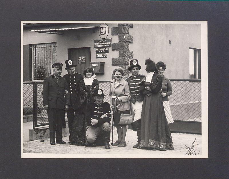 Dyliżans pocztowy przed Urzędem Pocztowo-Telekomunikacyjnym w Łubowie.