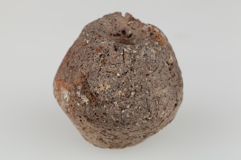 Przepalony dwustożkowaty przęślik gliniany