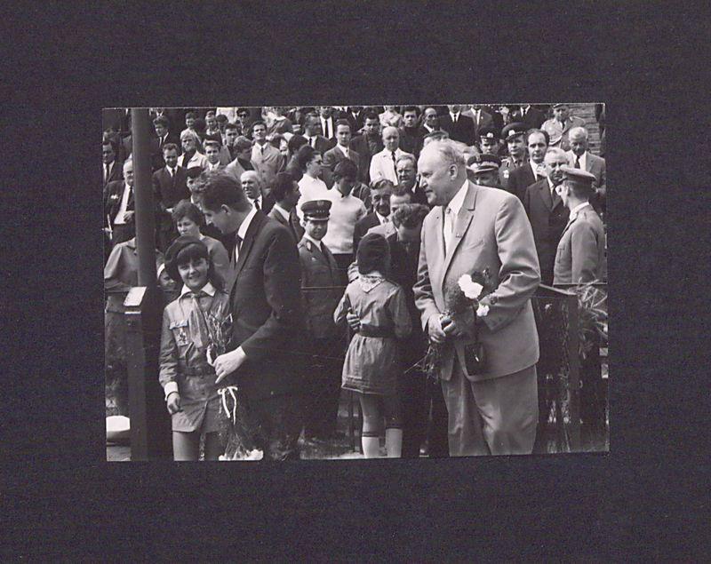 25-lecie Polskiej Rzeczypospolitej Ludowej. Grupa uczestników uroczystości.