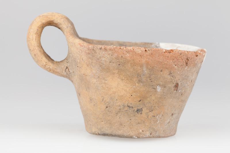 Kubek stożkowaty z taśmowym uchem 