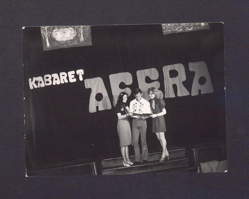 Kabaret „Afera”. Członkowie grupy na scenie.
