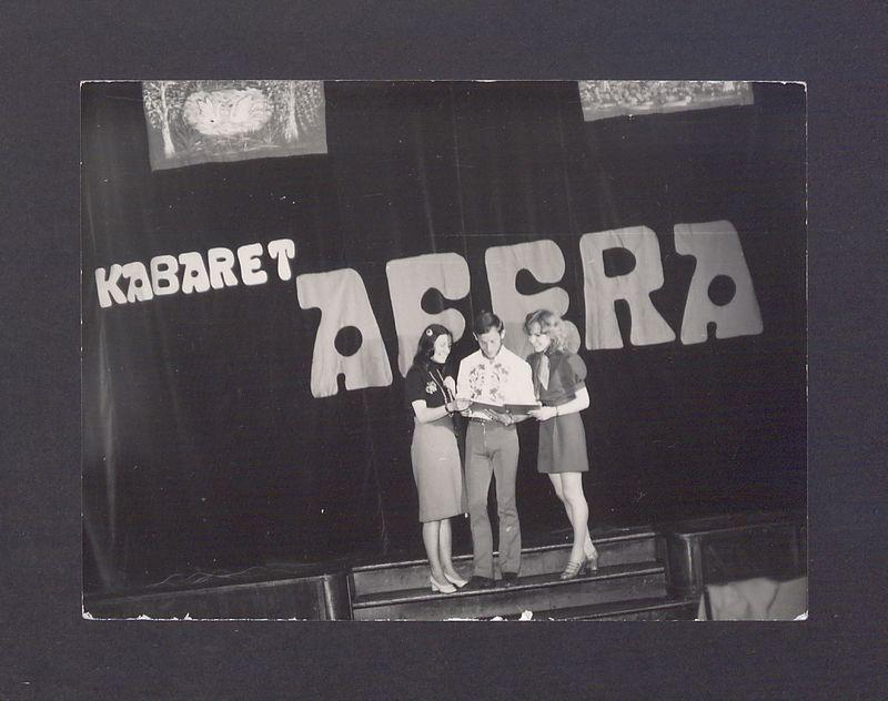Kabaret „Afera”. Członkowie grupy na scenie.