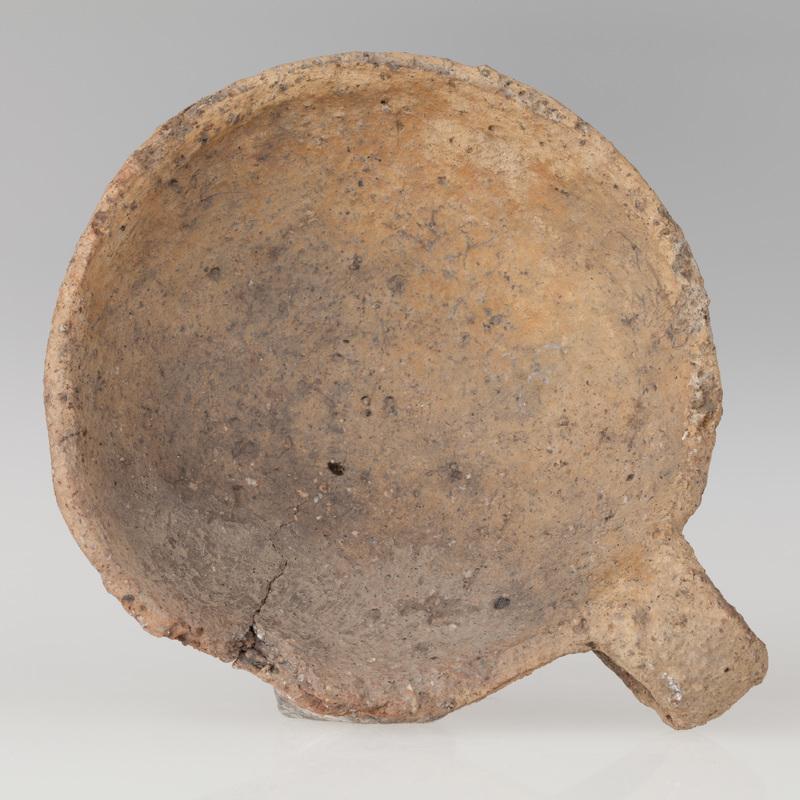 Czerpak kształtu półkulistego z taśmowatym uchem