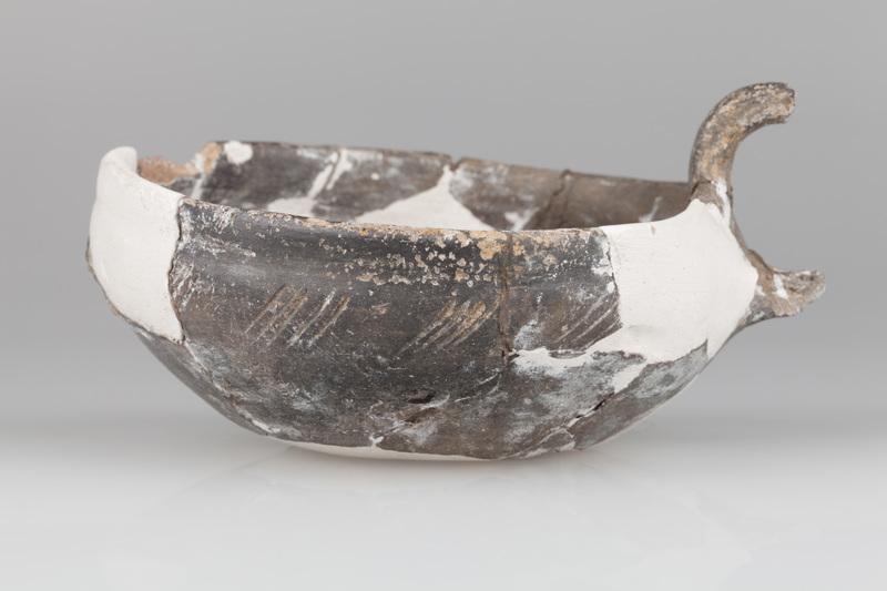 Czerpak profilowany, ornamentowany grupami ukośnych linii rytych