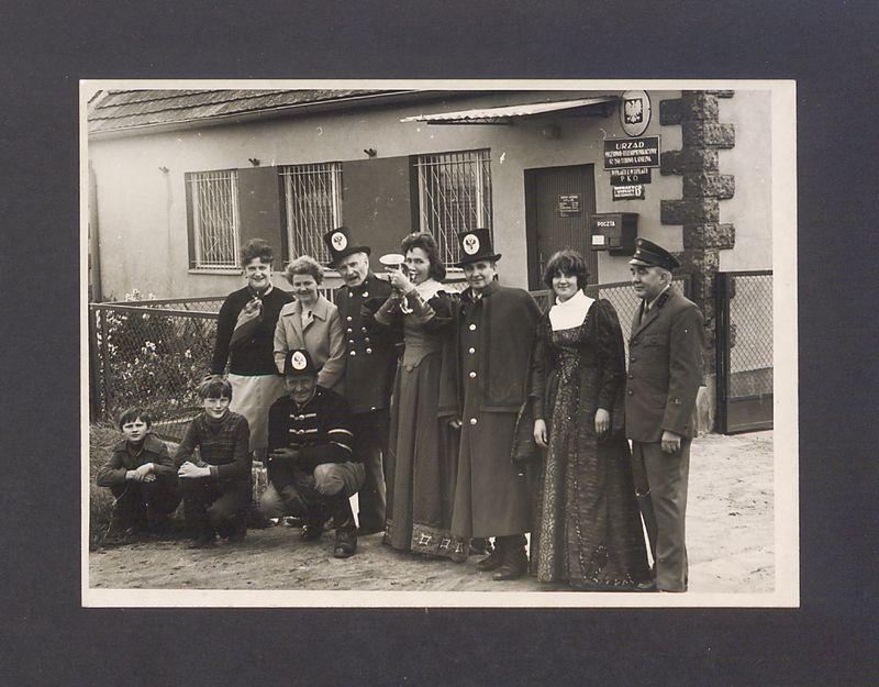 Dyliżans pocztowy przed Urzędem Pocztowo-Telekomunikacyjnym w Łubowie.