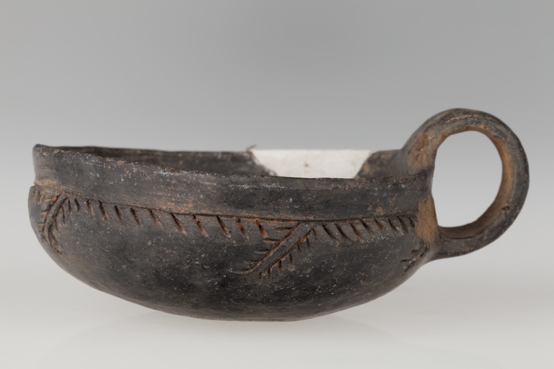 Czerpak profilowany, zdobiony ukośnymi liniami rytymi