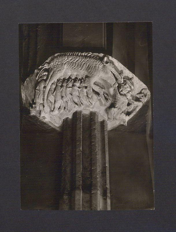 Wspornik z gotycką groteską.