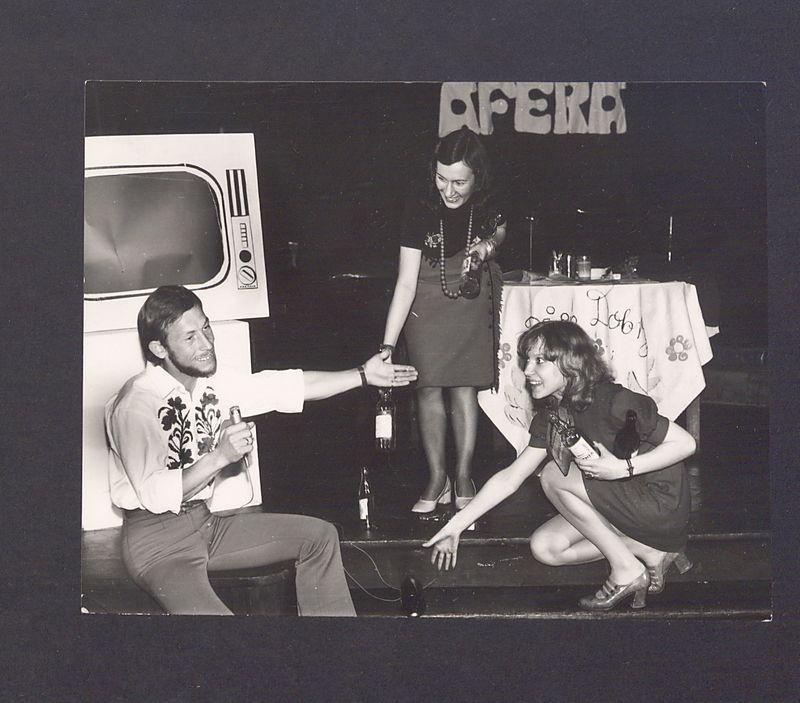 Kabaret „Afera”. Członkowie grupy na scenie.