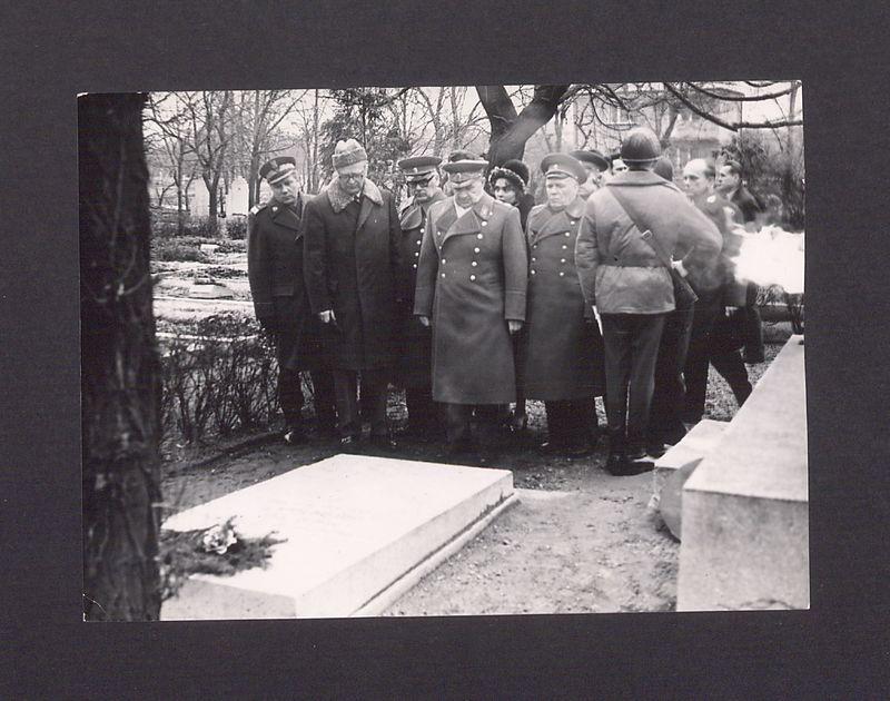 Wizyta żołnierzy radzieckich. Cmentarz św. Piotra.