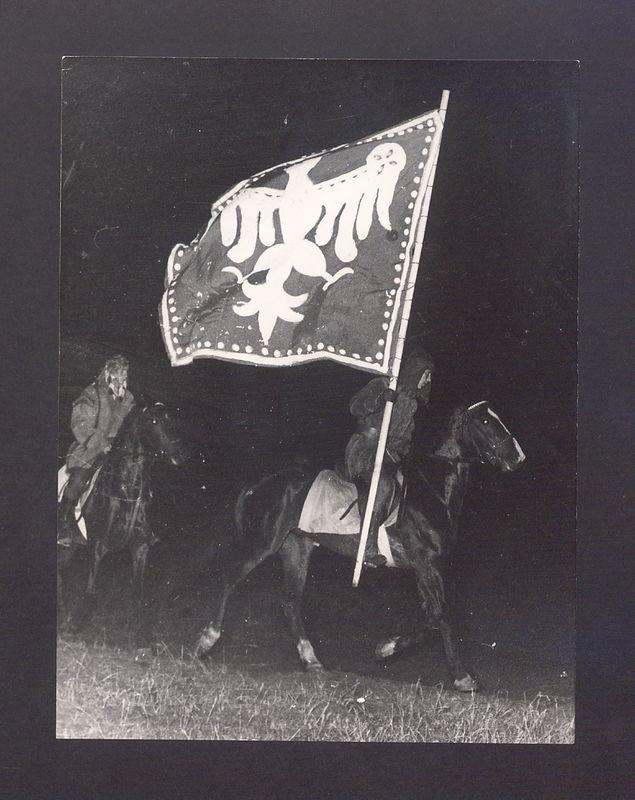 Jarmark Bartłomiejski. Wojowie z chorągwią na koniach.
