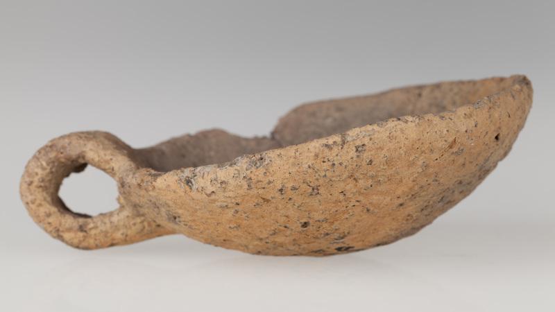 Czerpak kształtu półkulistego z taśmowatym uchem