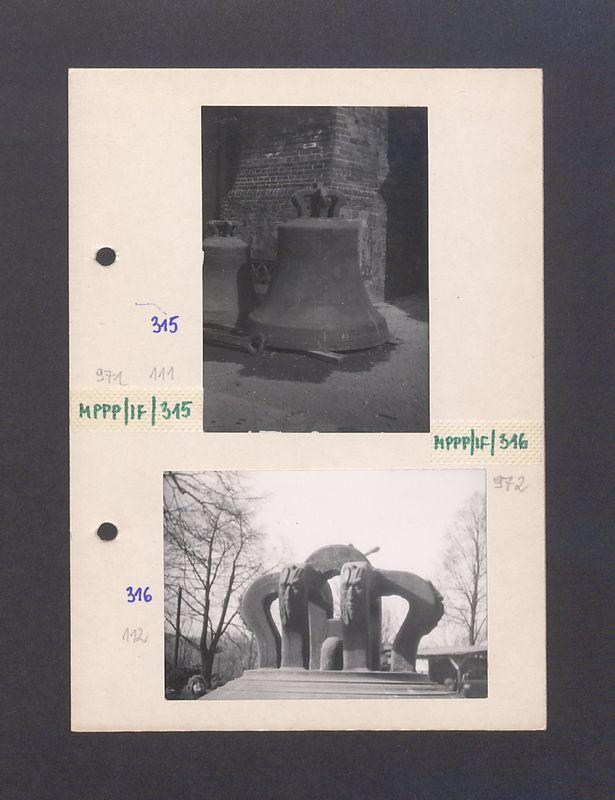 Dzwon przed katedrą w Gnieźnie.