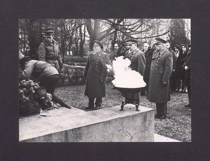 Wizyta żołnierzy radzieckich. Cmentarz św. Piotra.