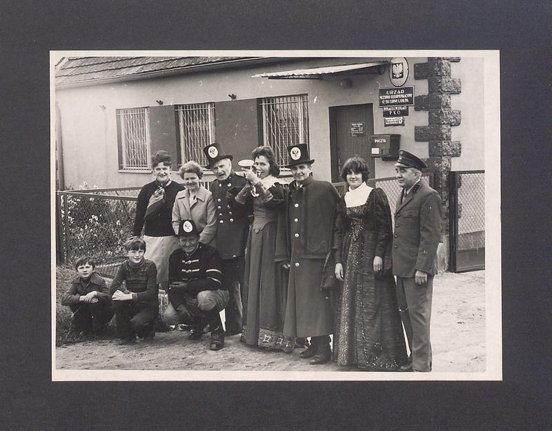 Dyliżans pocztowy przed Urzędem Pocztowo-Telekomunikacyjnym w Łubowie.