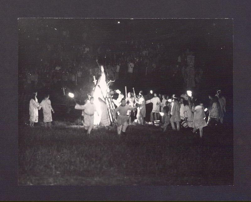 Jarmark Bartłomiejski. Zabawy przy ognisku.
