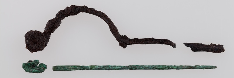 Fragmenty żelaznej zapinki (VI grupa A, typ 158)