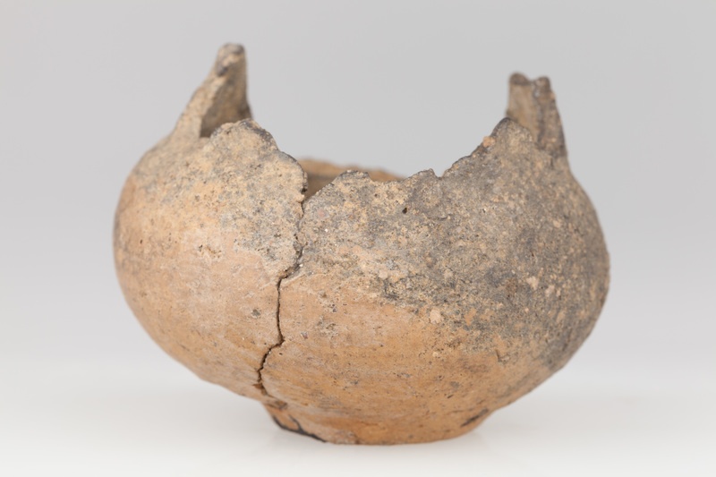 Miniaturowe naczynie z baniastym brzuścem