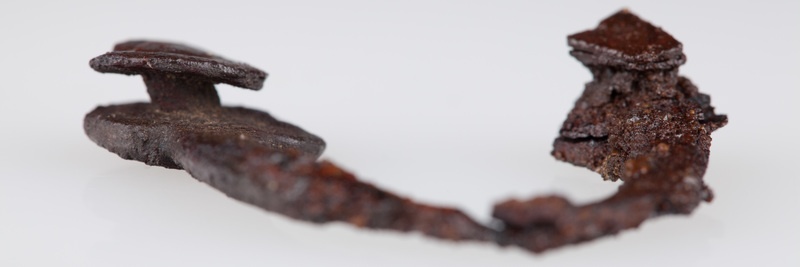 Żelazna zawieszka w formie kabłąka