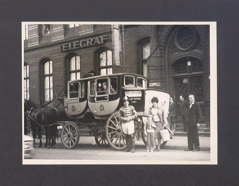 Dyliżans pocztowy przy poczcie głównej przy ul. Chrobrego.