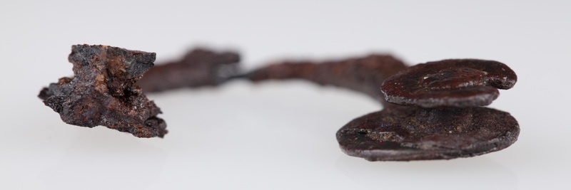 Żelazna zawieszka w formie kabłąka