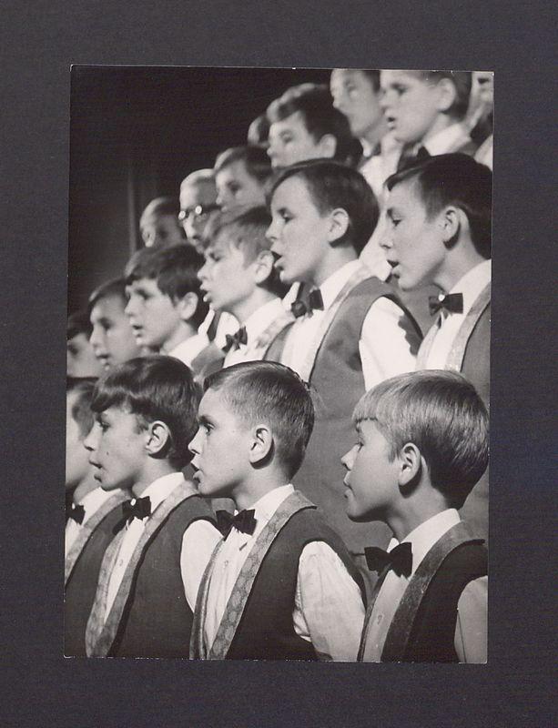 Odznaczenia pracowników Milicji Obywatelskiej z okazji Odrodzenia Polski. Koncert chóru chłopięcego "Szpaki".