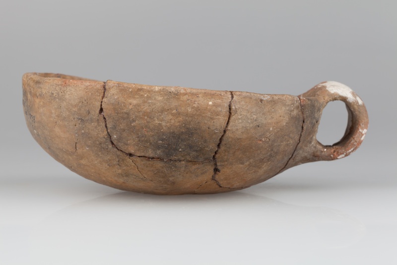 Czerpak kształtu półkulistego z taśmowatym uchem