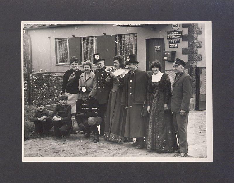 Dyliżans pocztowy przed Urzędem Pocztowo-Telekomunikacyjnym w Łubowie.