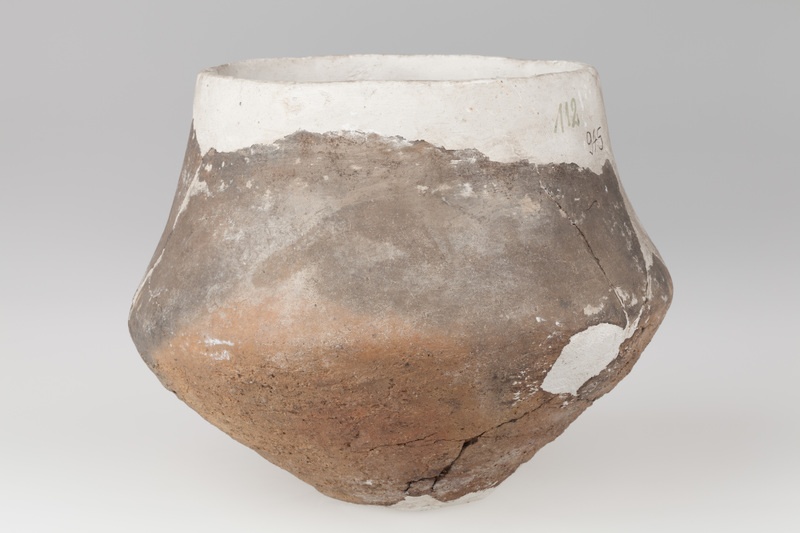 Naczynia dwustożkowate o rozchylonych partiach brzuśca, stożkowatej szyjce 