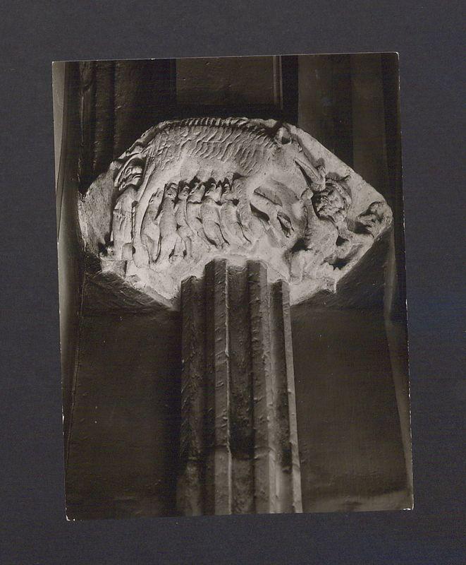 Wspornik z gotycką groteską.