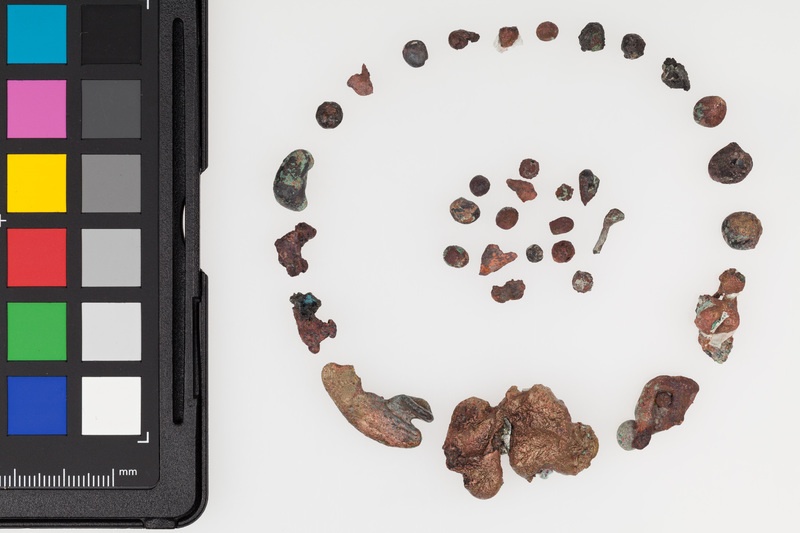 Stopione fragmenty brązu