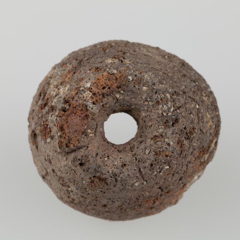 Przepalony dwustożkowaty przęślik gliniany