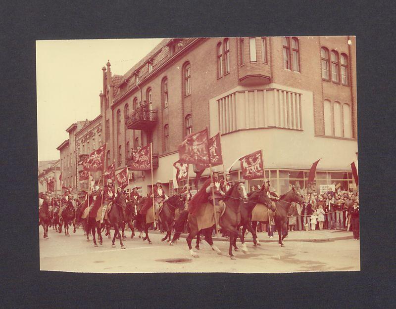 Jarmark Bartłomiejski. Rynek, grupa wojów na koniach.