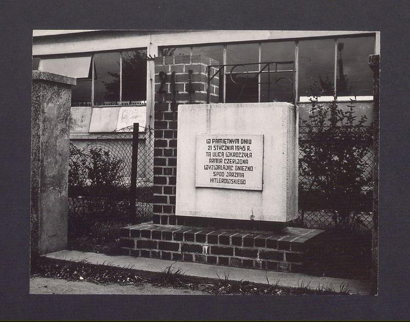 W pamiętnym dniu 21-01-1945 tą ulicą wkroczyła Armia Czerwona wyzwalając Gniezno spod jarzma hitlerowskiego.