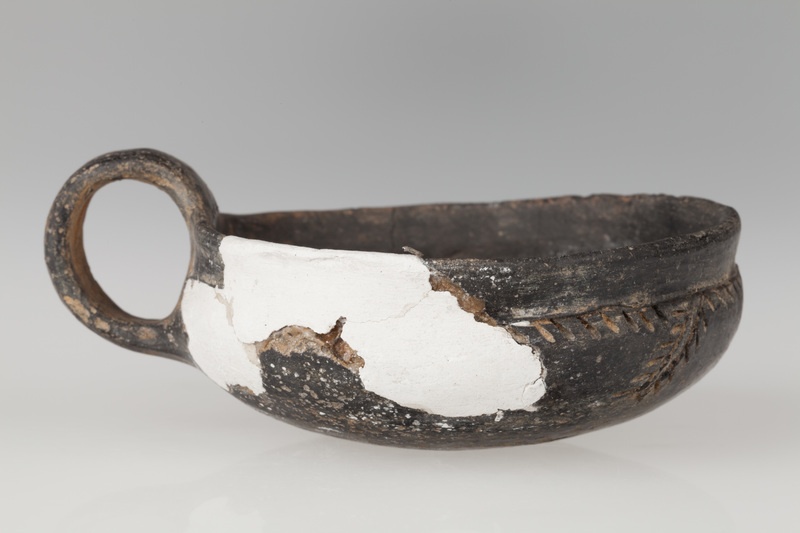 Czerpak profilowany, zdobiony ukośnymi liniami rytymi