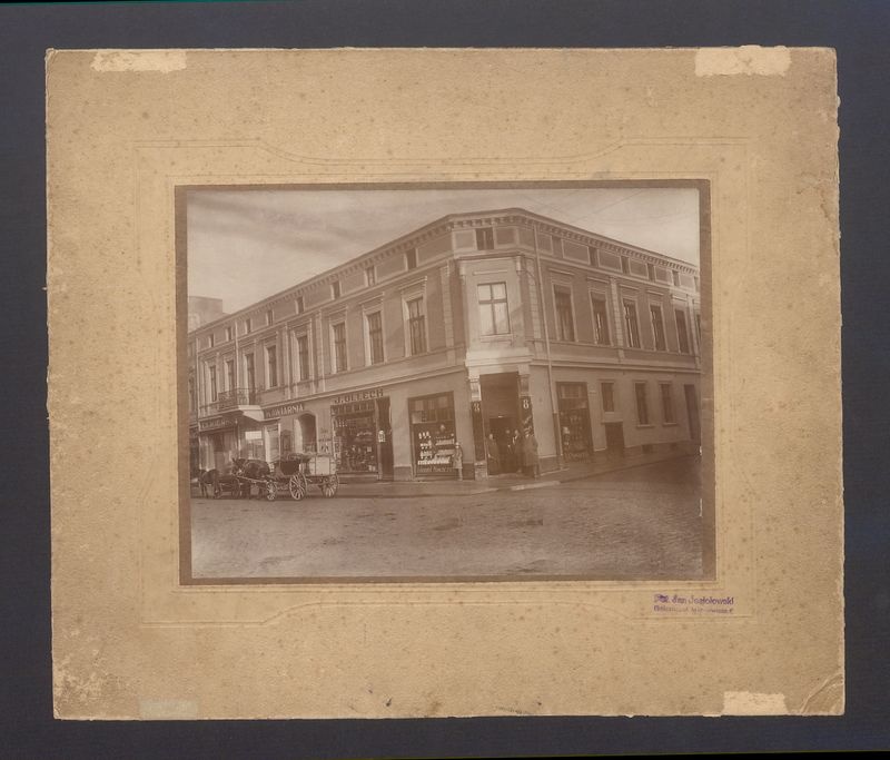 Budynek na narożniku ulic Moniuszki i Warszawskiej.