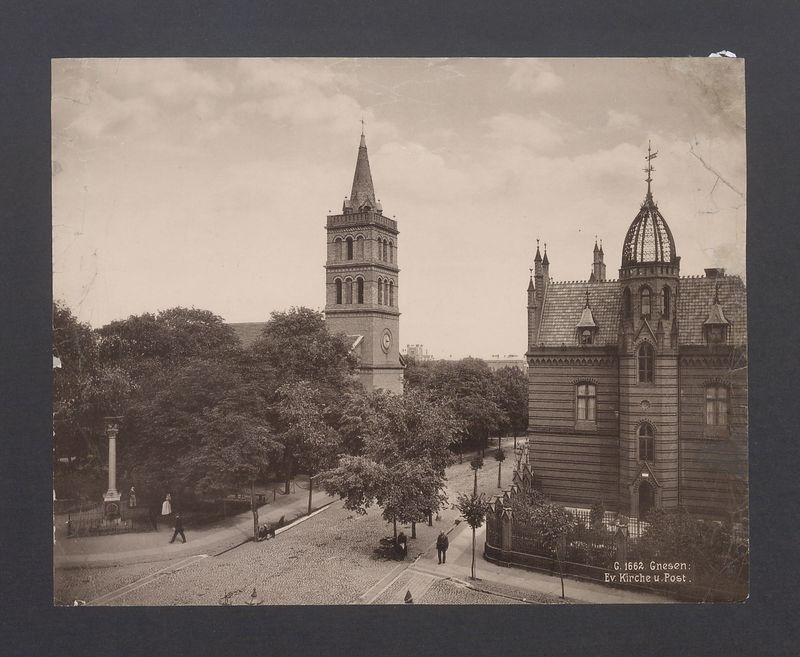 Kościół ewangelicki i poczta.