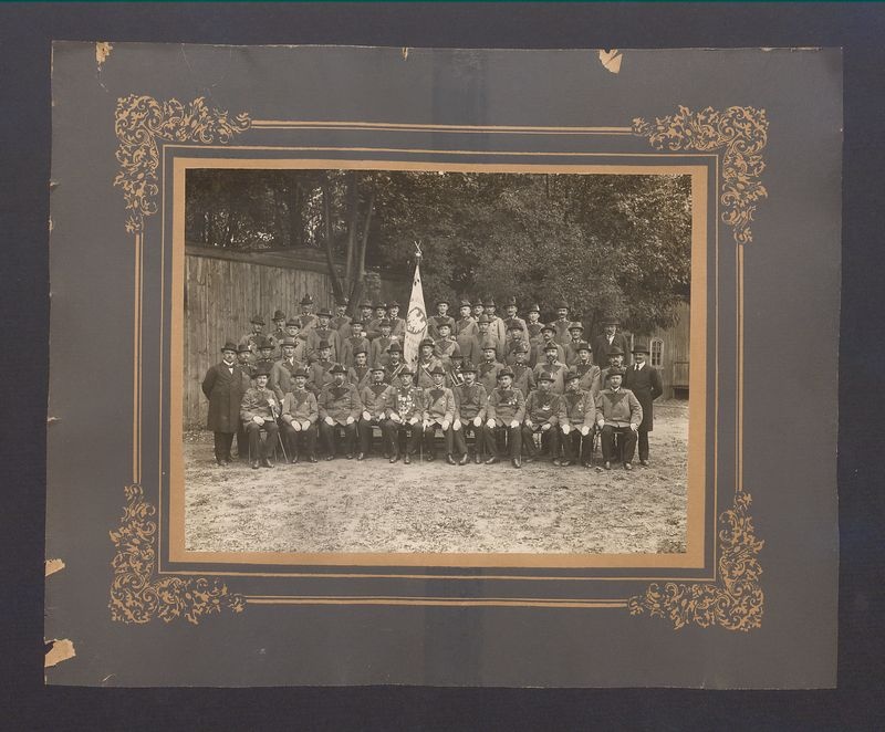 Członkowie Bractwa Kurkowego w Gnieźnie ze sztandarem.