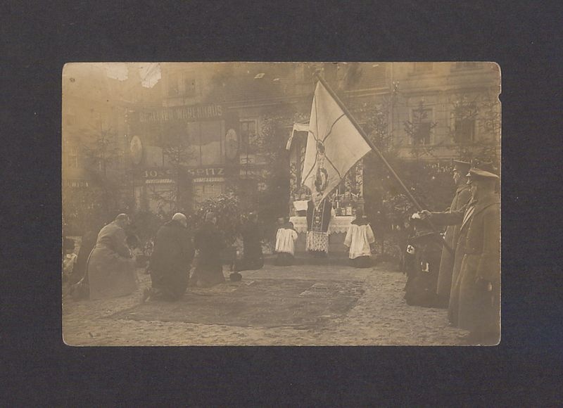 Święto 69 Pułku Piechoty w Gnieźnie. Poświęcenie sztandaru na Rynku.