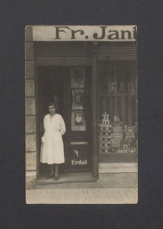 Fasada sklepu Franciszka Janika przy ul. Warszawskiej.