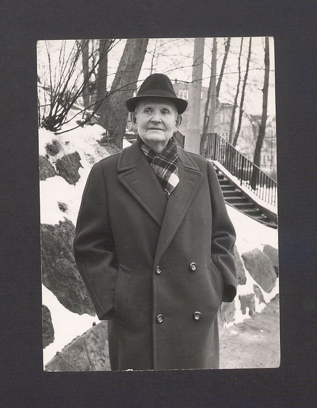 Prof. Bolesław Kasprowicz (junior) na spacerze.