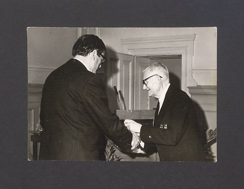 Prof. ekonomii Bolesław Kasprowicz (junior) przyjmuje gratulacje.