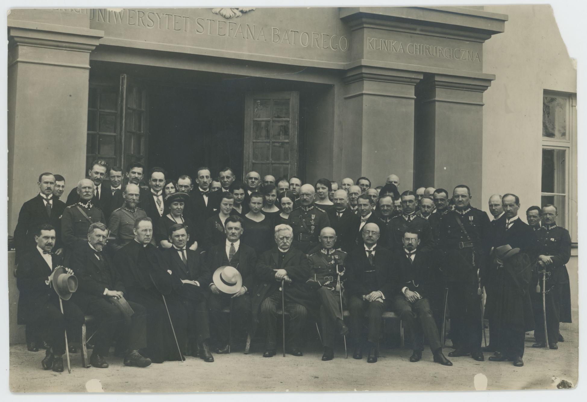 Fotografia zbiorowa pod Kliniką Chirurgiczną  Uniwersytetu Stefana Batorego w Wilnie