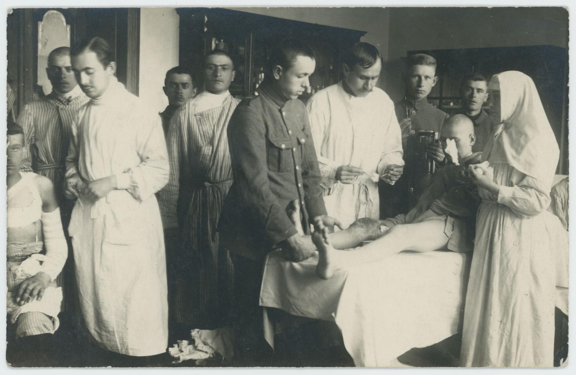 Fotografia przedstawiająca Mieczysława Trzeciaka wśród studentów, lekarzy i pielęgniarek