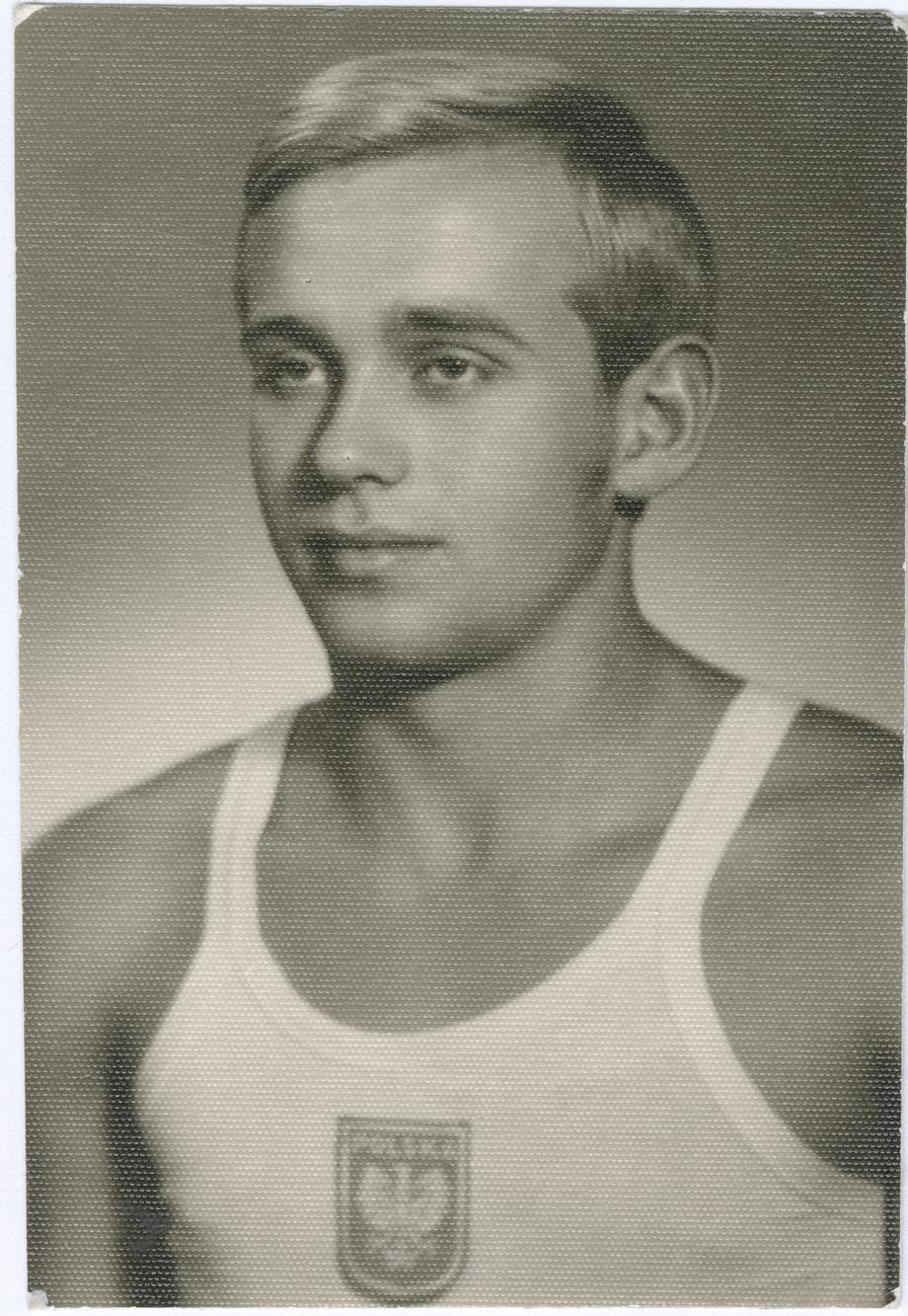 Fotografia portretowa: zawodnik w koszulce z godłem Polski