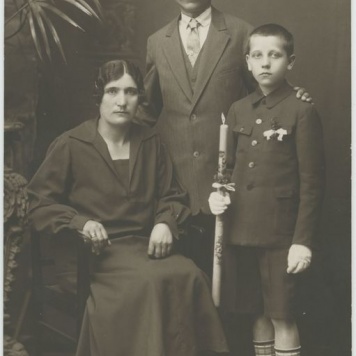 Antoni Zieliński  w stroju komunijnym z rodzicami