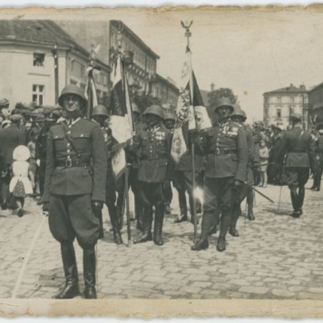 Żołnierze maszerujący ul. Łazienną w Kaliszu