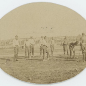 Gra w krokieta w obozie jenieckim w Szczypiornie