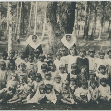 Dzieci z kaliskiego sierocińca z dwiema opiekującymi się nimi zakonnicami