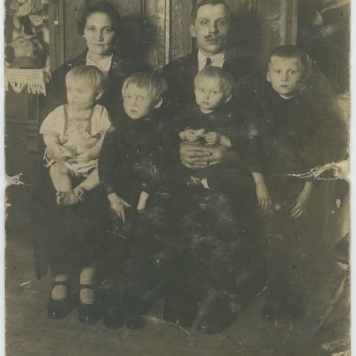 Franciszka i Walenty Nowakowie z dziećmi